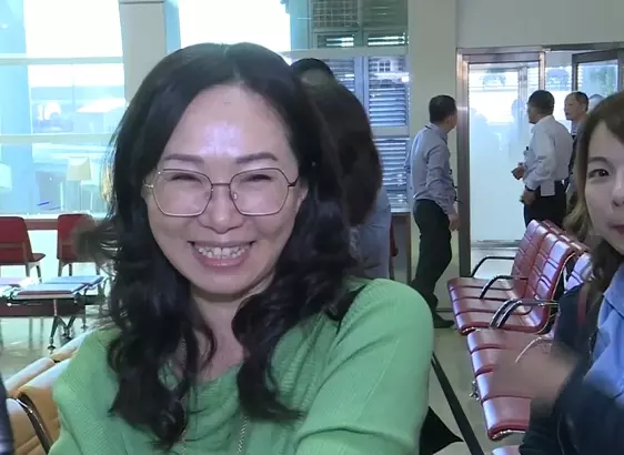 眼睛發炎紅腫 李佳芬素顏戴眼鏡隨行出訪依舊話題十足