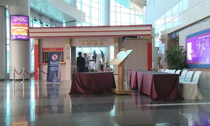 眼睛發炎紅腫 李佳芬素顏戴眼鏡隨行出訪依舊話題十足