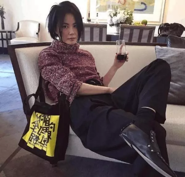 被47歲王菲騙了好久,看了她的生活照瞬間感覺好假,苦了謝霆鋒!