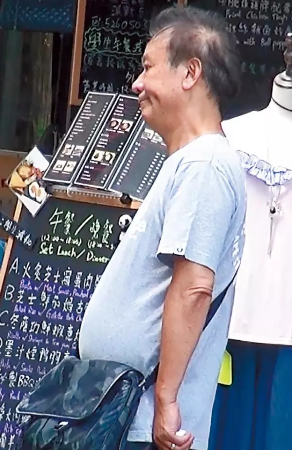 當年迷死萬千少女,他曾與周潤發齊名,如今老得不敢認!與太太一起就像倆中老年男人!