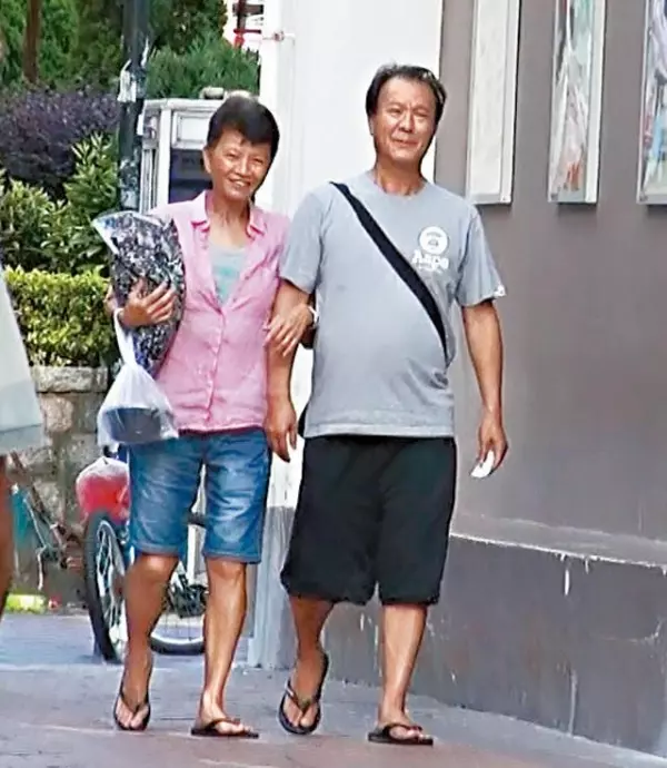 當年迷死萬千少女,他曾與周潤發齊名,如今老得不敢認!與太太一起就像倆中老年男人!