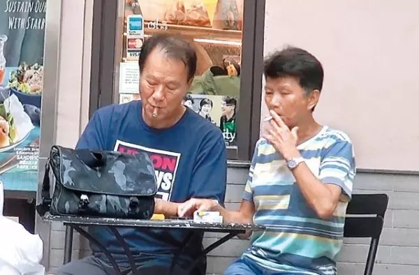 當年迷死萬千少女,他曾與周潤發齊名,如今老得不敢認!與太太一起就像倆中老年男人!