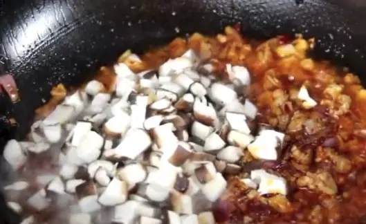 教你祖傳秘制香菇肉醬,看著就流口水,拌面吃饅頭拌飯特香