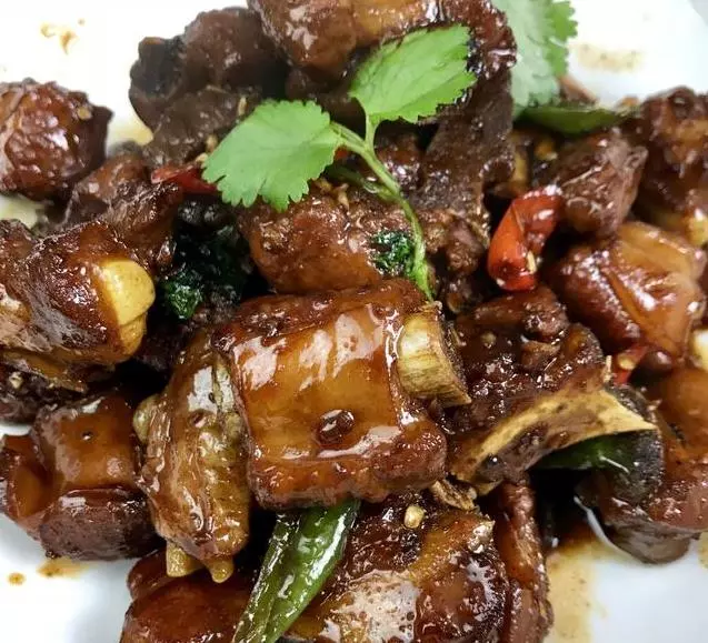 家常菜【香辣排骨】,簡單幾步就做好,又香又辣,最後連骨頭都啃了