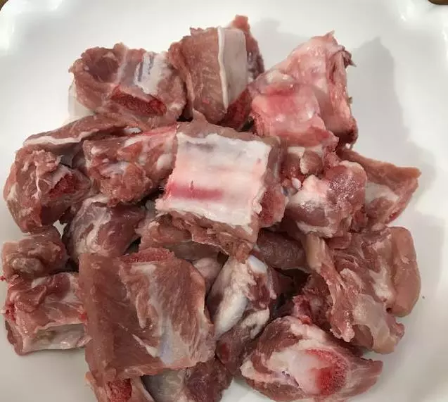 家常菜【香辣排骨】,簡單幾步就做好,又香又辣,最後連骨頭都啃了