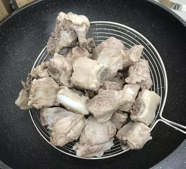家常菜【香辣排骨】,簡單幾步就做好,又香又辣,最後連骨頭都啃了