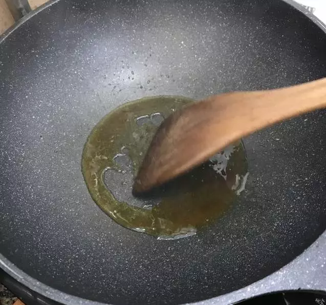 家常菜【香辣排骨】,簡單幾步就做好,又香又辣,最後連骨頭都啃了