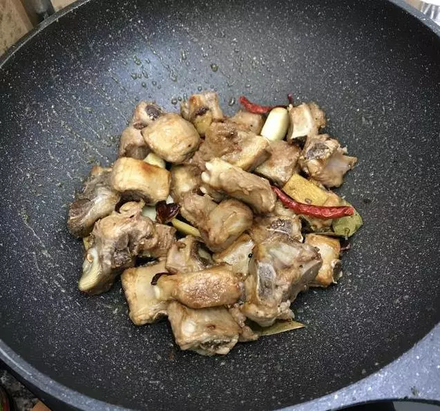 家常菜【香辣排骨】,簡單幾步就做好,又香又辣,最後連骨頭都啃了