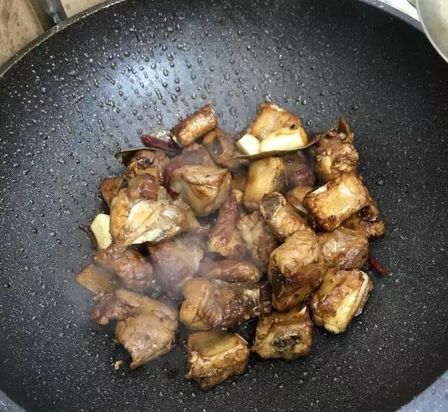 家常菜【香辣排骨】,簡單幾步就做好,又香又辣,最後連骨頭都啃了