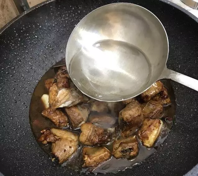 家常菜【香辣排骨】,簡單幾步就做好,又香又辣,最後連骨頭都啃了