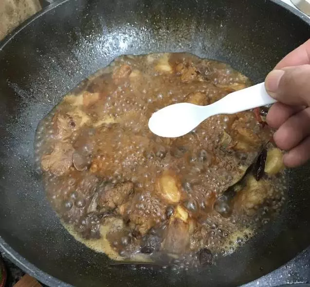 家常菜【香辣排骨】,簡單幾步就做好,又香又辣,最後連骨頭都啃了