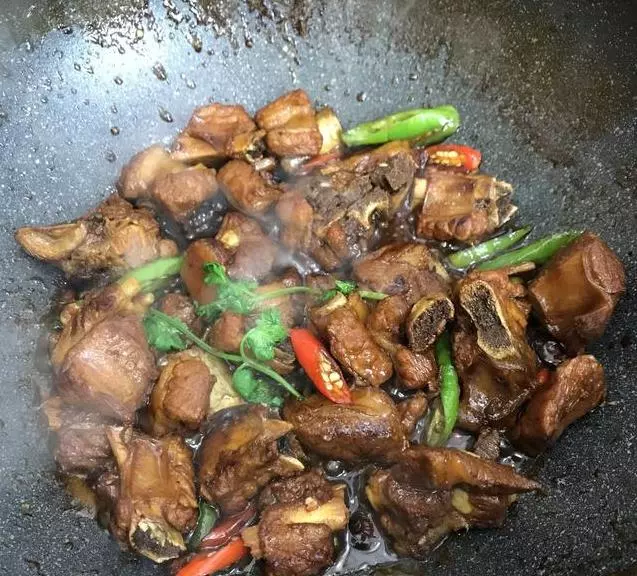 家常菜【香辣排骨】,簡單幾步就做好,又香又辣,最後連骨頭都啃了