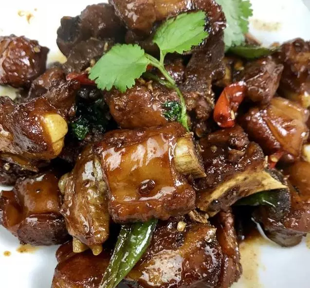 家常菜【香辣排骨】,簡單幾步就做好,又香又辣,最後連骨頭都啃了