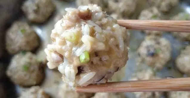 糯米中加4個雞蛋,上鍋蒸一蒸,軟糯鹹香,沒想到這麼好吃,一口一個不捨得停