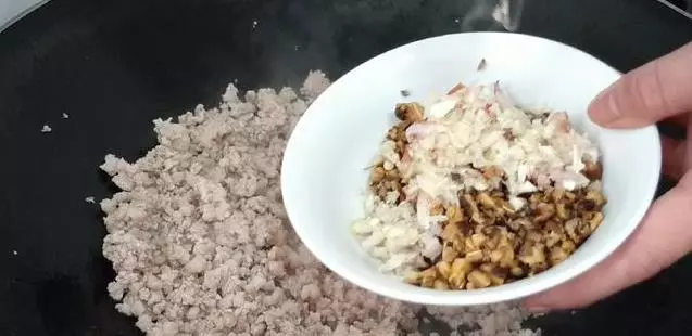 糯米中加4個雞蛋,上鍋蒸一蒸,軟糯鹹香,沒想到這麼好吃,一口一個不捨得停
