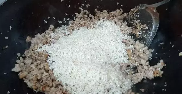 糯米中加4個雞蛋,上鍋蒸一蒸,軟糯鹹香,沒想到這麼好吃,一口一個不捨得停