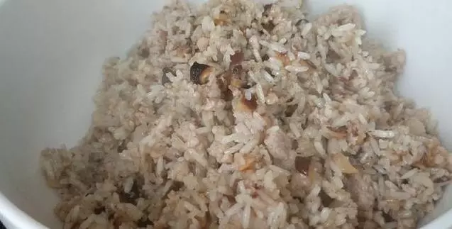 糯米中加4個雞蛋,上鍋蒸一蒸,軟糯鹹香,沒想到這麼好吃,一口一個不捨得停