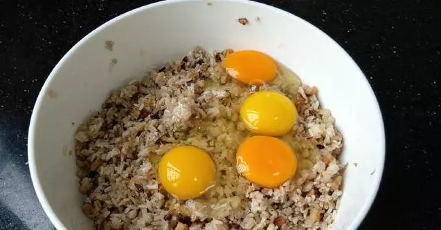 糯米中加4個雞蛋,上鍋蒸一蒸,軟糯鹹香,沒想到這麼好吃,一口一個不捨得停