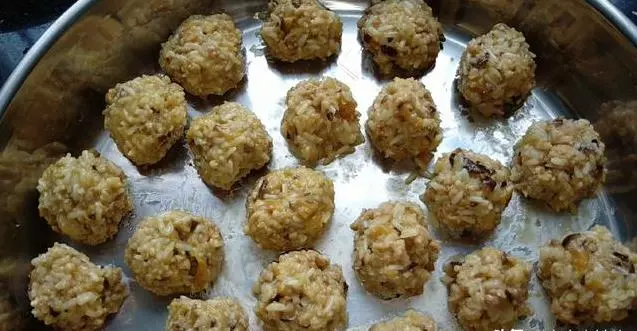 糯米中加4個雞蛋,上鍋蒸一蒸,軟糯鹹香,沒想到這麼好吃,一口一個不捨得停