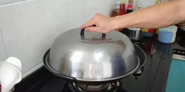 糯米中加4個雞蛋,上鍋蒸一蒸,軟糯鹹香,沒想到這麼好吃,一口一個不捨得停
