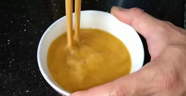 糯米中加4個雞蛋,上鍋蒸一蒸,軟糯鹹香,沒想到這麼好吃,一口一個不捨得停