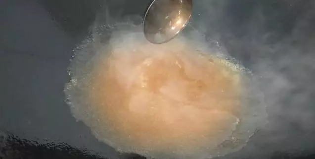 糯米中加4個雞蛋,上鍋蒸一蒸,軟糯鹹香,沒想到這麼好吃,一口一個不捨得停