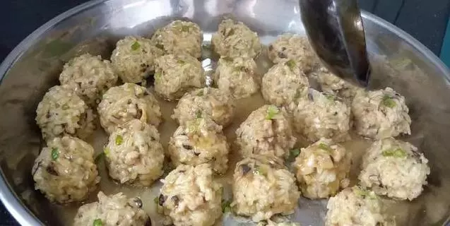 糯米中加4個雞蛋,上鍋蒸一蒸,軟糯鹹香,沒想到這麼好吃,一口一個不捨得停