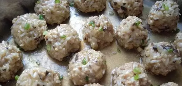 糯米中加4個雞蛋,上鍋蒸一蒸,軟糯鹹香,沒想到這麼好吃,一口一個不捨得停