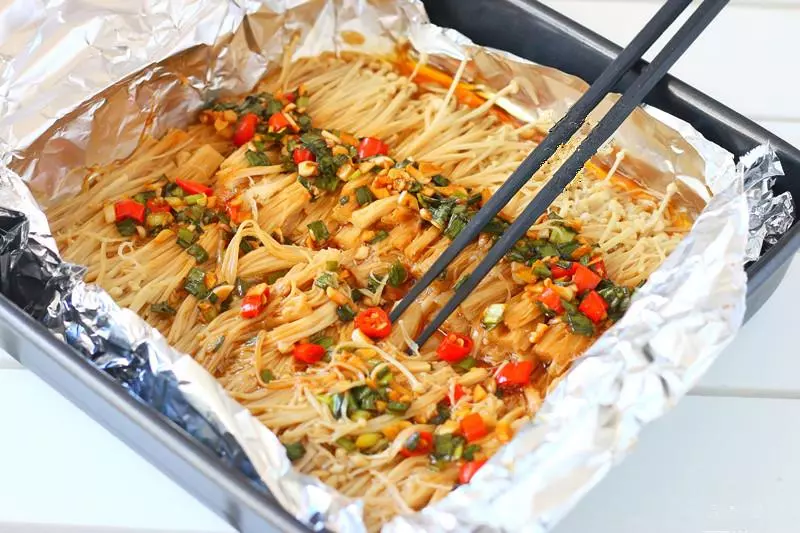 金針菇十分簡單的做法,加1碗料汁,味道尤其鮮美,一次做2斤都不夠吃