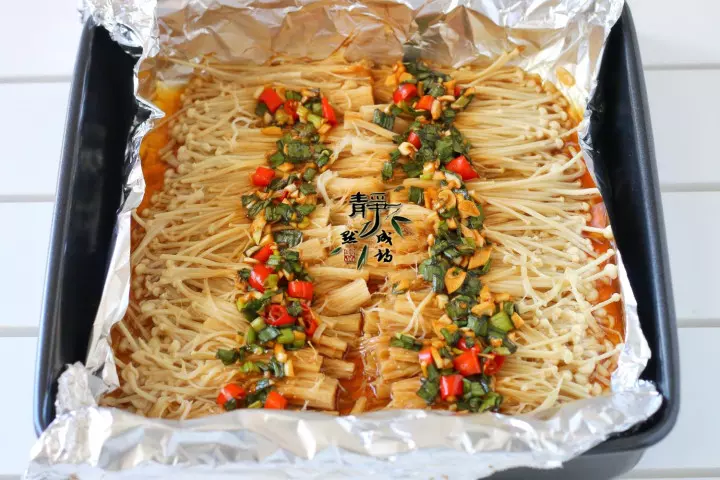 金針菇十分簡單的做法,加1碗料汁,味道尤其鮮美,一次做2斤都不夠吃