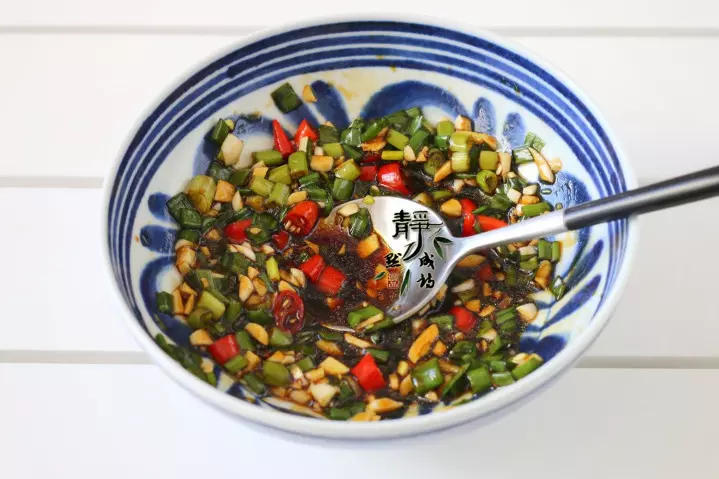 金針菇十分簡單的做法,加1碗料汁,味道尤其鮮美,一次做2斤都不夠吃