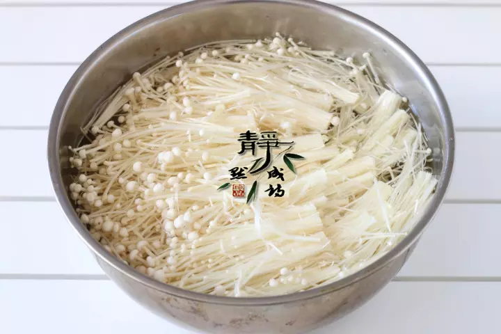 金針菇十分簡單的做法,加1碗料汁,味道尤其鮮美,一次做2斤都不夠吃