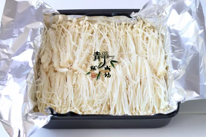 金針菇十分簡單的做法,加1碗料汁,味道尤其鮮美,一次做2斤都不夠吃