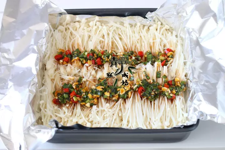 金針菇十分簡單的做法,加1碗料汁,味道尤其鮮美,一次做2斤都不夠吃