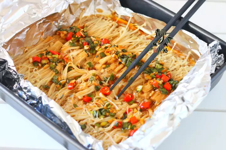 金針菇十分簡單的做法,加1碗料汁,味道尤其鮮美,一次做2斤都不夠吃