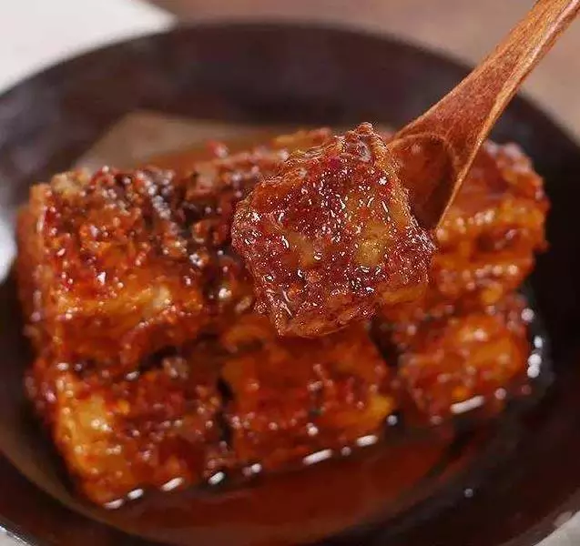 一滴油也不加的「豆腐乳」,做出的味道竟然入味下飯。原來阿嬤只是加了一點「大麯」
