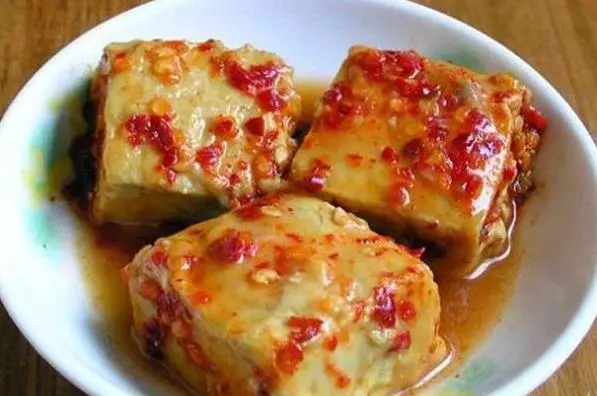 一滴油也不加的「豆腐乳」,做出的味道竟然入味下飯。原來阿嬤只是加了一點「大麯」
