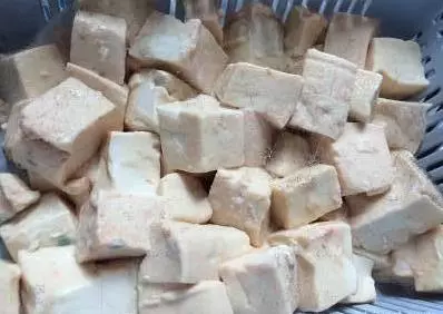 一滴油也不加的「豆腐乳」,做出的味道竟然入味下飯。原來阿嬤只是加了一點「大麯」