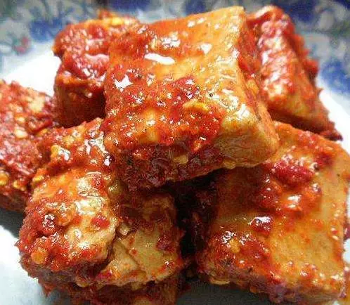 一滴油也不加的「豆腐乳」,做出的味道竟然入味下飯。原來阿嬤只是加了一點「大麯」