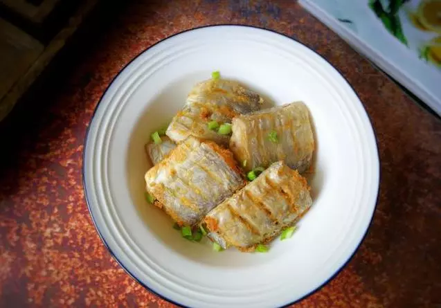 煎帶魚總是易碎、變糊,掌握這兩個小技巧。每次都酥脆鮮香,1盤不夠吃