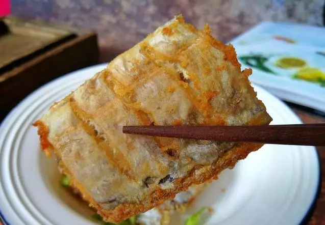 煎帶魚總是易碎、變糊,掌握這兩個小技巧。每次都酥脆鮮香,1盤不夠吃