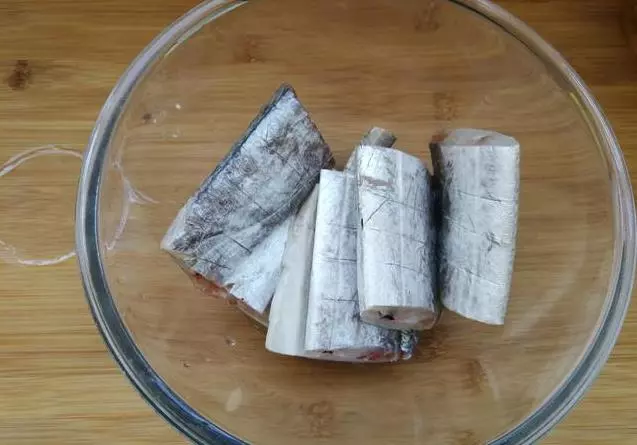 煎帶魚總是易碎、變糊,掌握這兩個小技巧。每次都酥脆鮮香,1盤不夠吃