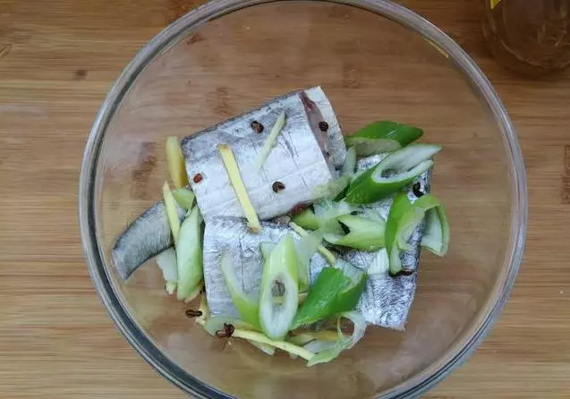 煎帶魚總是易碎、變糊,掌握這兩個小技巧。每次都酥脆鮮香,1盤不夠吃