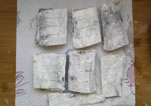 煎帶魚總是易碎、變糊,掌握這兩個小技巧。每次都酥脆鮮香,1盤不夠吃