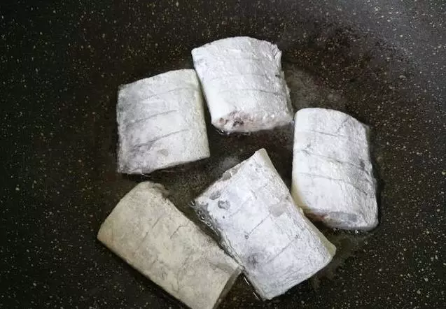 煎帶魚總是易碎、變糊,掌握這兩個小技巧。每次都酥脆鮮香,1盤不夠吃