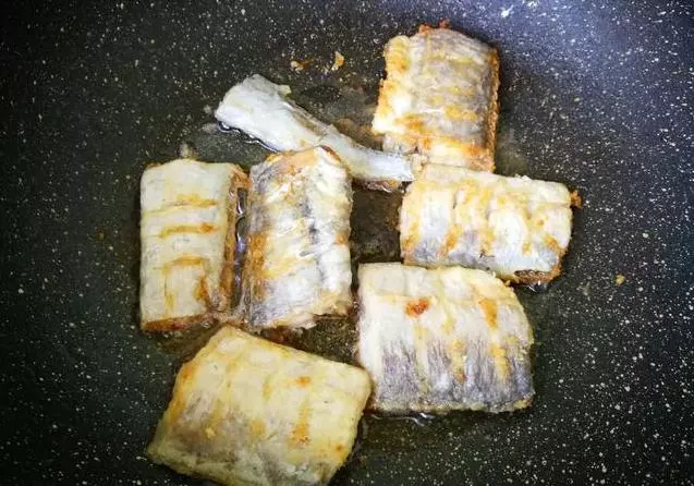 煎帶魚總是易碎、變糊,掌握這兩個小技巧。每次都酥脆鮮香,1盤不夠吃