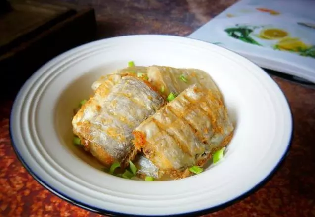 煎帶魚總是易碎、變糊,掌握這兩個小技巧。每次都酥脆鮮香,1盤不夠吃