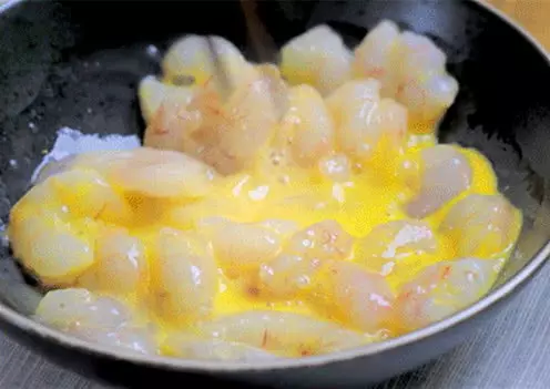 做滑蛋蝦仁,只加食鹽是不行的,多加這樣「東西」,軟嫩無腥味
