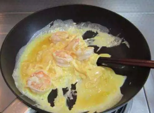 做滑蛋蝦仁,只加食鹽是不行的,多加這樣「東西」,軟嫩無腥味