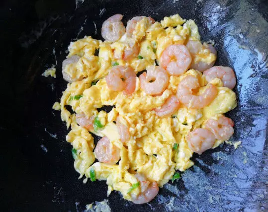 做滑蛋蝦仁,只加食鹽是不行的,多加這樣「東西」,軟嫩無腥味